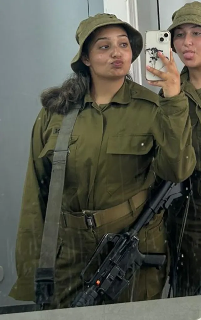 עמית בן צור במדים, בצילום מראה