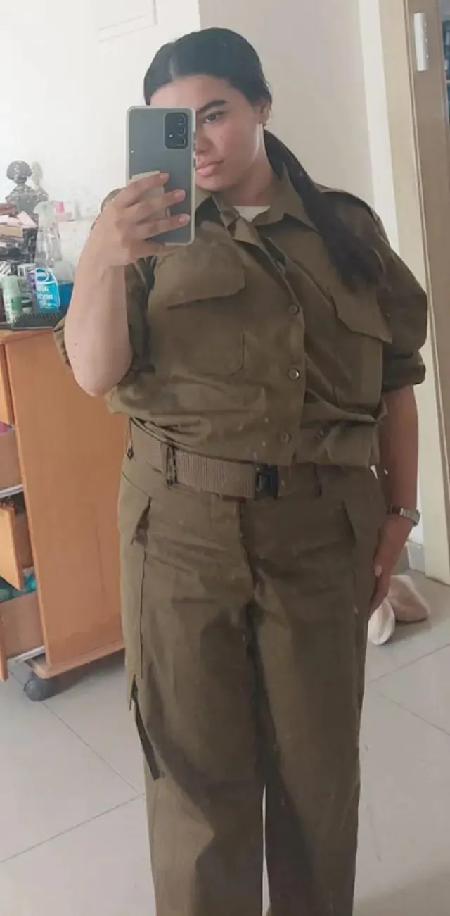 ליאל בן דוד במדים, בצילום מראה