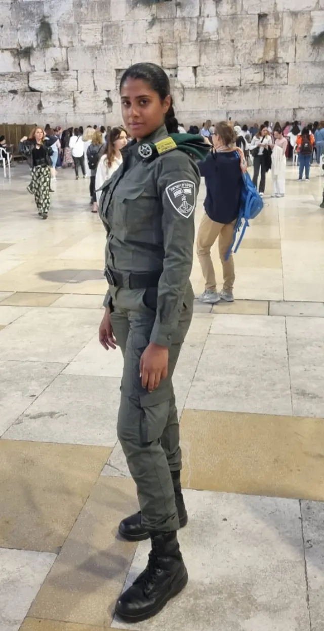 ליאל במדי משמר הגבול ליד הכותל