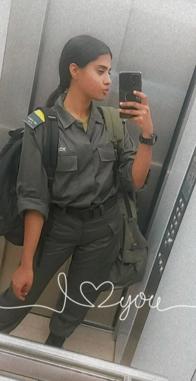 ליאל פינגל במדים, בצילום מראה במעלית