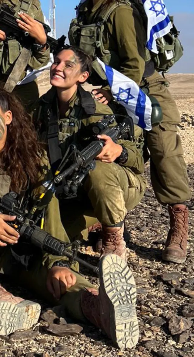 פלג עדני עם חיילות בשטח, עם דגל ישראל