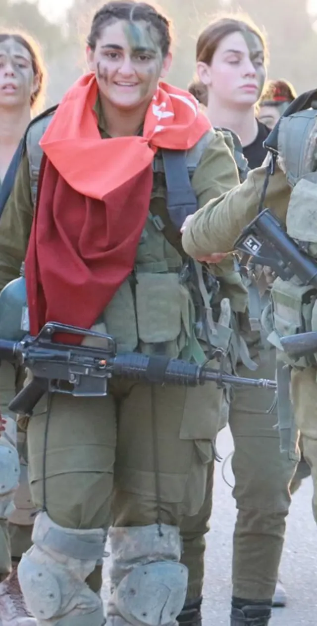 שירה בן ארבון בטירונות, עם צעיף אדום